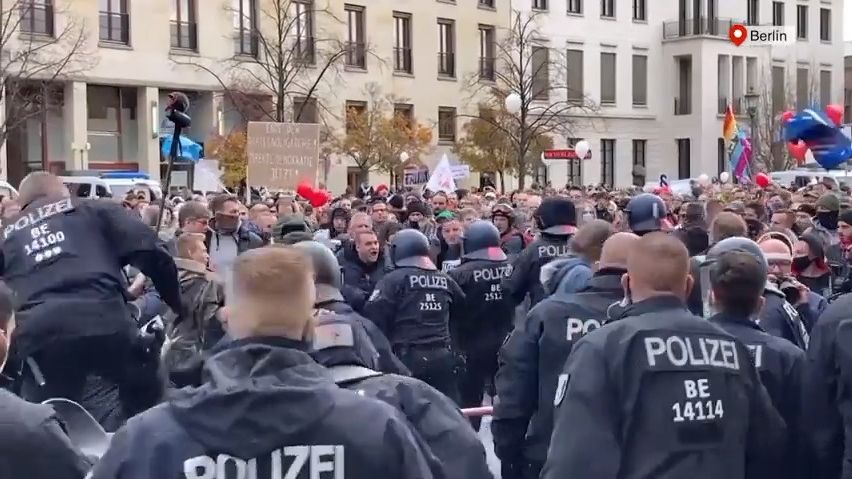 Berlín protestuje proti koronaopatřením. Došlo ke střetům s policií
